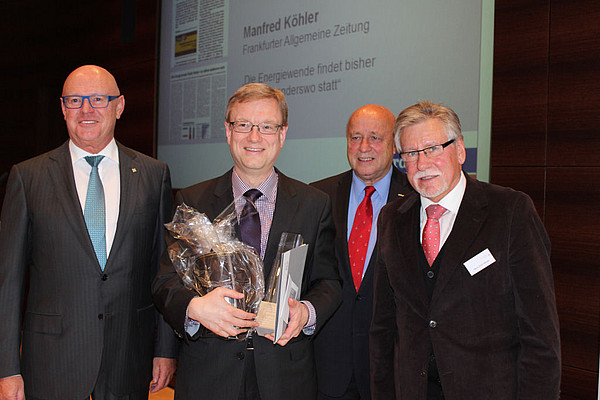 Manfred Köhler (2.v.l.) ist der strahlende Gewinner des Hessischen Journalistenpreises 2013. Jürgen Weber, Prof. Dr. Heiner Boehncke und Hans Ulrich Heuser (v.l.n.r.) gratulieren. Foto: Sonja Lehnert