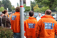 Der Stellvertretende Hessische Landesvorsitzende Martin Angelstein (Mitte) bekundet die Solidarität des Landesverbandes. Â©Sonja Lehnert