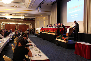 DJV-Vorsitzender Michael Konken begrüßt die Delegierten der Landesverbände sowie Gäste. Â©Sonja Lehnert