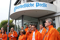 Ernste Gesichter vor dem Verlagsgebäude in Marburg. Â©Sonja Lehnert