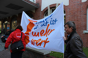 Geschäftsführer des DJV in Hessen, Achim Wolff, (re.) zeigt Flagge. Â©Sonja Lehnert