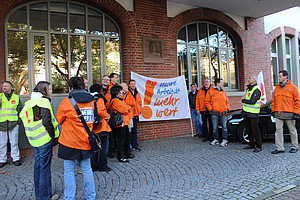 Kundgebung vor dem Gebmäude der Frankfurter Neuen Presse in der Frankenallee. Â©Sonja Lehnert