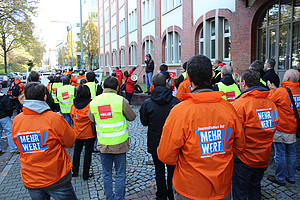 Kundgebung mit Achim Wolff vor dem Gebmäude der Frankfurter Neuen Presse in der Frankenallee. Â©Sonja Lehnert