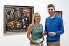 Initiatorin Dr. Gabriela Blumschein-Grossmayer mit Schirmherr Ingo Zamperoni vor dem Gemälde "Ochsenstall (Vieh im Pferch)" von Max Beckmann (1884 - 1950). – Initiatorin Dr. Gabriela Blumschein-Grossmayer mit Schirmherr Ingo Zamperoni, in seiner Hand hält er die Feder.