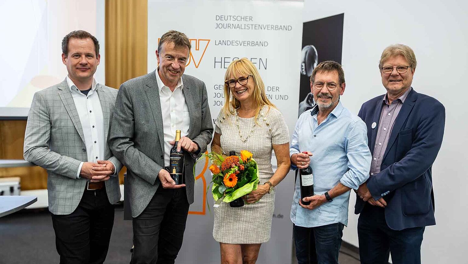 Drei Journalisten feiern 80 Jahre Engagement im DJV Hessen DJV Bundesvorsitzender Mika Beuster (links) und Landesvorsitzender Knud Zilian (rechts) haben Jörg Steinbach (30 Jahre Ortsverbandsvorsitzender Kassel), Dr. Gabriela Blumschein (seit 25 Jahren im Landesvorstand) und Frank Bugge (25 Jahre Ortsverbandsvorsitzender Gießen) gratuliert. – DJV Bundesvorsitzender Mika Beuster (links) und Landesvorsitzender Knud Zilian (rechts) haben Jörg Steinbach (30 Jahre Ortsverbandsvorsitzender Kassel), Dr. Gabriela Blumschein (seit 25 Jahren im Landesvorstand) und Frank Bugge (25 Jahre Ortsverbandsvorsitzender Gießen) gratuliert.