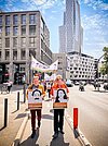 Mika Beuster, Mitglied des Bundesvorstandes, und Knud Zilian, Erster Vorsitzender des DJV Hessen, führten den Demonstrationszug an. – Am „Internationalen Tag der Pressefreiheit 2022” demonstrierte der DJV Hessen in Frankfurt am Main vor dem russischen Konsulat. Mika Beuster, Mitglied des Bundesvorstandes, und Knud Zilian, Erster Vorsitzender des DJV Hessen, führten den Demonstrationszug an.