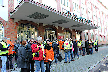 Eine Kundgebung vor dem Gebäude der Frankfurter Neuen Presse gab den Startschuss zum Streik am 11. Novemeber 2013. Foto: Sonja Lehnert