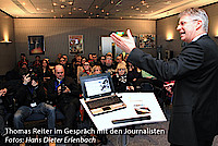 Thomas Reiter im Gespräch mit den Journalisten. Foto: Dieter Erlenbach