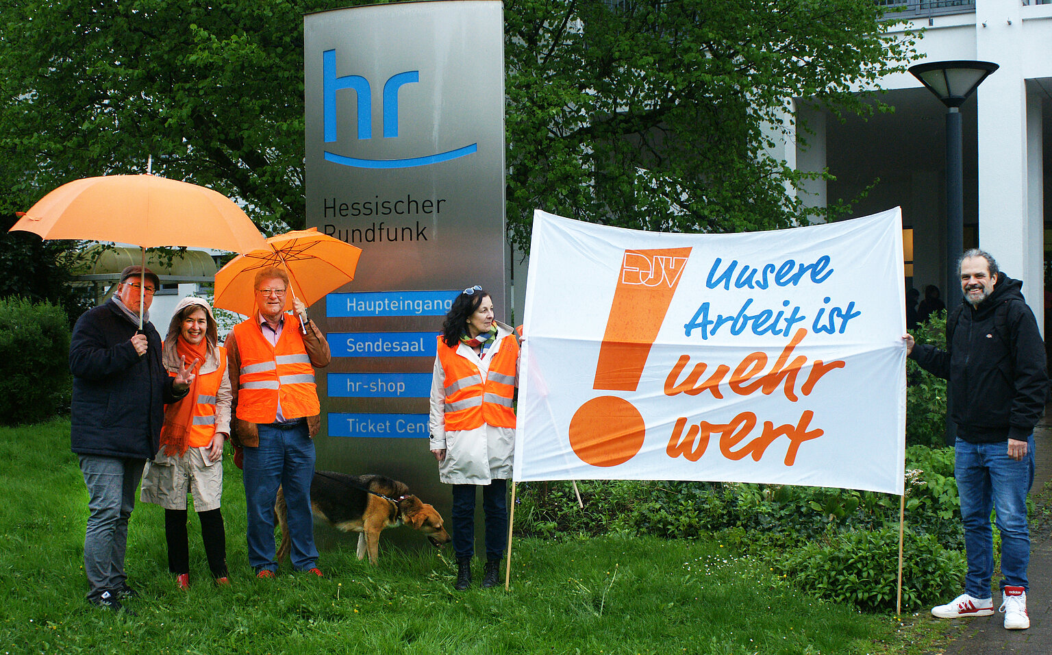 "Fairness funkt" - unter diesem Motto haben die Beschäftigten des hr ihre Solidarität mit den anderen Sendeanstalten bekundet. – "Fairness funkt" - unter diesem Motto haben die Beschäftigten des hr ihre Solidarität mit den anderen Sendeanstalten bekundet. v.l. Christian Arndt mit Sylvia Kuck von „DJV im hr” und Knud Zilian, Erster Vorsitzender des DJV Hessen, mit seinem Hund Luna.