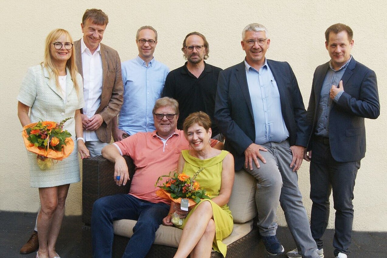 Der 2023 neu gewählte geschäftsführende Vorstand des DJV Hessen Der geschäftsführende Vorstand des DJV Hessen nach seiner Wahl auf dem Landesverbandstag 2023. – (vorne) Knud Zilian (1. Vorsitzender), Sylvia Kuck (Beisitzerin) --- (stehend von links) Dr. Gabriela Blumschein-Grossmayer (Schatzmeisterin), Jörg Steinbach (2. Vorsitzender), Jens Brehl (Beisitzer), Martin Schmidt (Schriftführer), Karsten Socher (Beisitzer), Mika Beuster (Beisitzer)