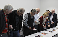 Die Jurymitglieder wählen konzentriert die Foto aus, die in die engere Wahl der Preisvergabe kommen, v.l.n.r. Wolfgang Marr, Roland Holschneider, Ulrich Heuser, Dirk Metz, Monika Plhal, Matthias Haupt und Jürgen Marquardt.