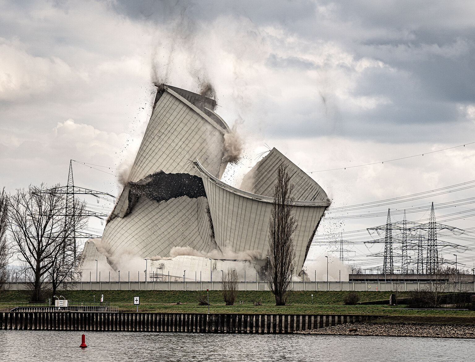 Foto des Jahres 2023: „Bye bye Biblis” von Frank Rumpenhorst, Freier Bildjournalist aus Frankfurt am Main. Ein Kühlturm des Atomkraftwerkes Bilblis wird für den Rückbau gesprengt. – Foto des Jahres 2023: „Bye bye Biblis” von Frank Rumpenhorst, Freier Bildjournalist aus Frankfurt am Main.<br/>Ein Kühlturm des Atomkraftwerkes Bilblis wird für den Rückbau gesprengt.