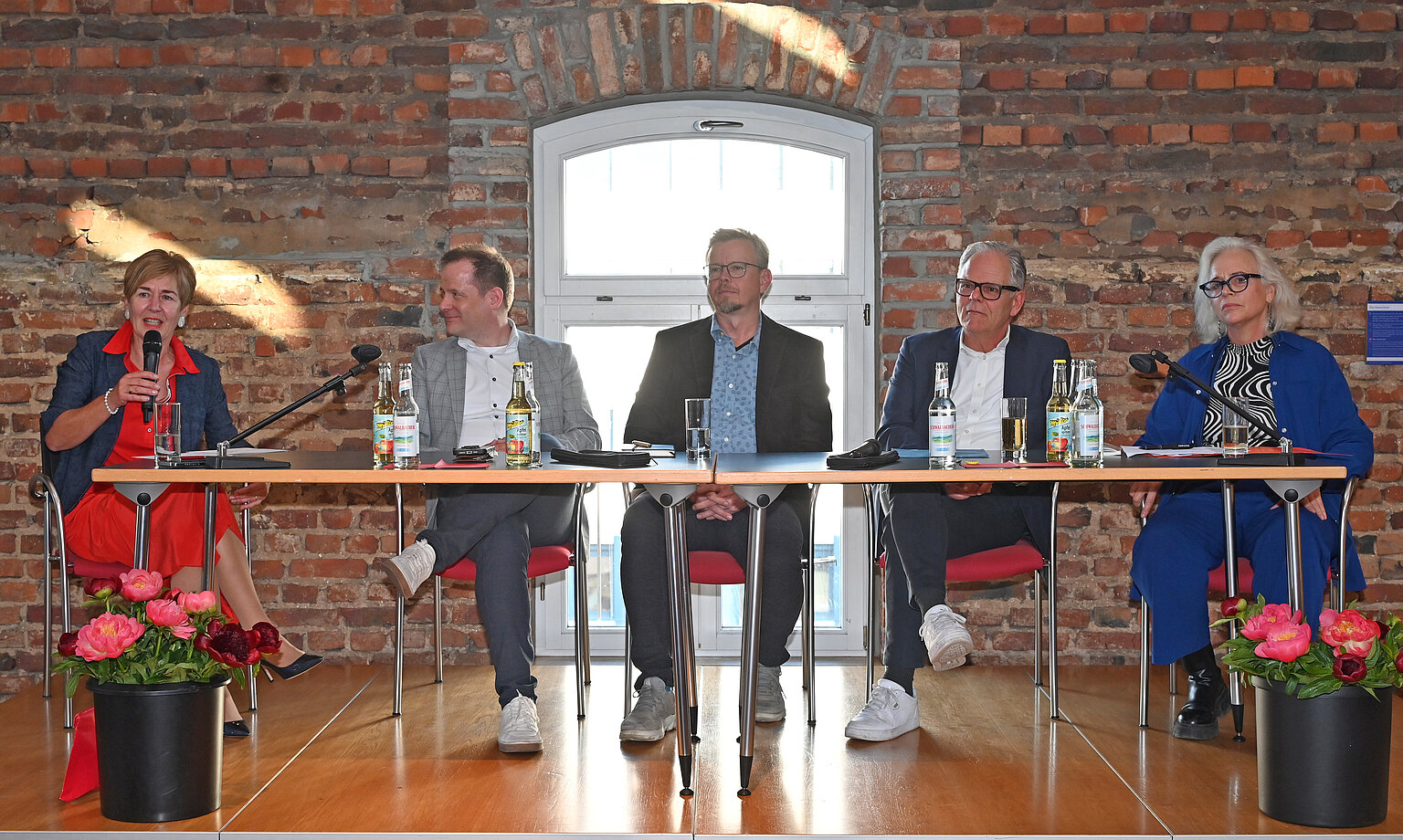 – Expertenrunde: Sylvia Kuck, DJV-Vorsitzender Beuster, Professor Lammert, Journalist Andreas Horchler, Professorin Olson (v.links) Barbara Czernek