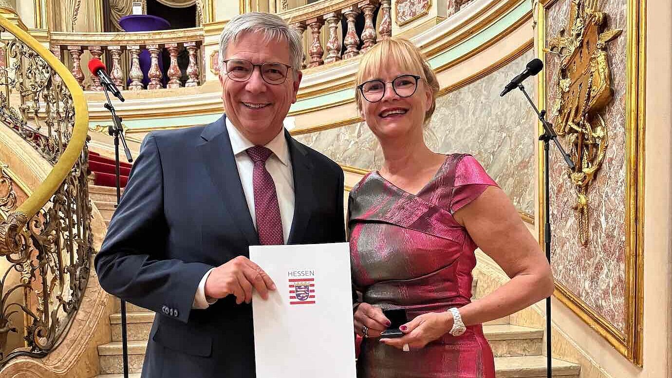 Gert-Uwe Mende, Oberbürgermeister von Wiesbaden, überreicht Dr. Gabriela Blumschein-Grossmayer den Ehrenbrief des Landes Hessen. – Gert-Uwe Mende, Oberbürgermeister von Wiesbaden, überreicht Dr. Gabriela Blumschein-Grossmayer den Ehrenbrief des Landes Hessen.