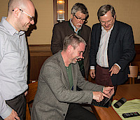 Rolf Skrypzak (Mitte) stellt in Wetzlar das Bildungspogramm des DJV Hessen für 2015 vor. Mit auf dem Foto (v.r.n.l.): Klaus Andrießen, Landesvorsitzender Ulrich Heuser, Maurizio Gemmer. (Foto: Beuster)
