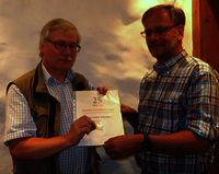 Hans Dieter Erlenbach (l.) ist seit 25 Jahren Mitglied beim DJV. Stefan Schäfer (r.), Vorsitzender des Ortsverbands Darmstadt, überreicht die Urkunde.
