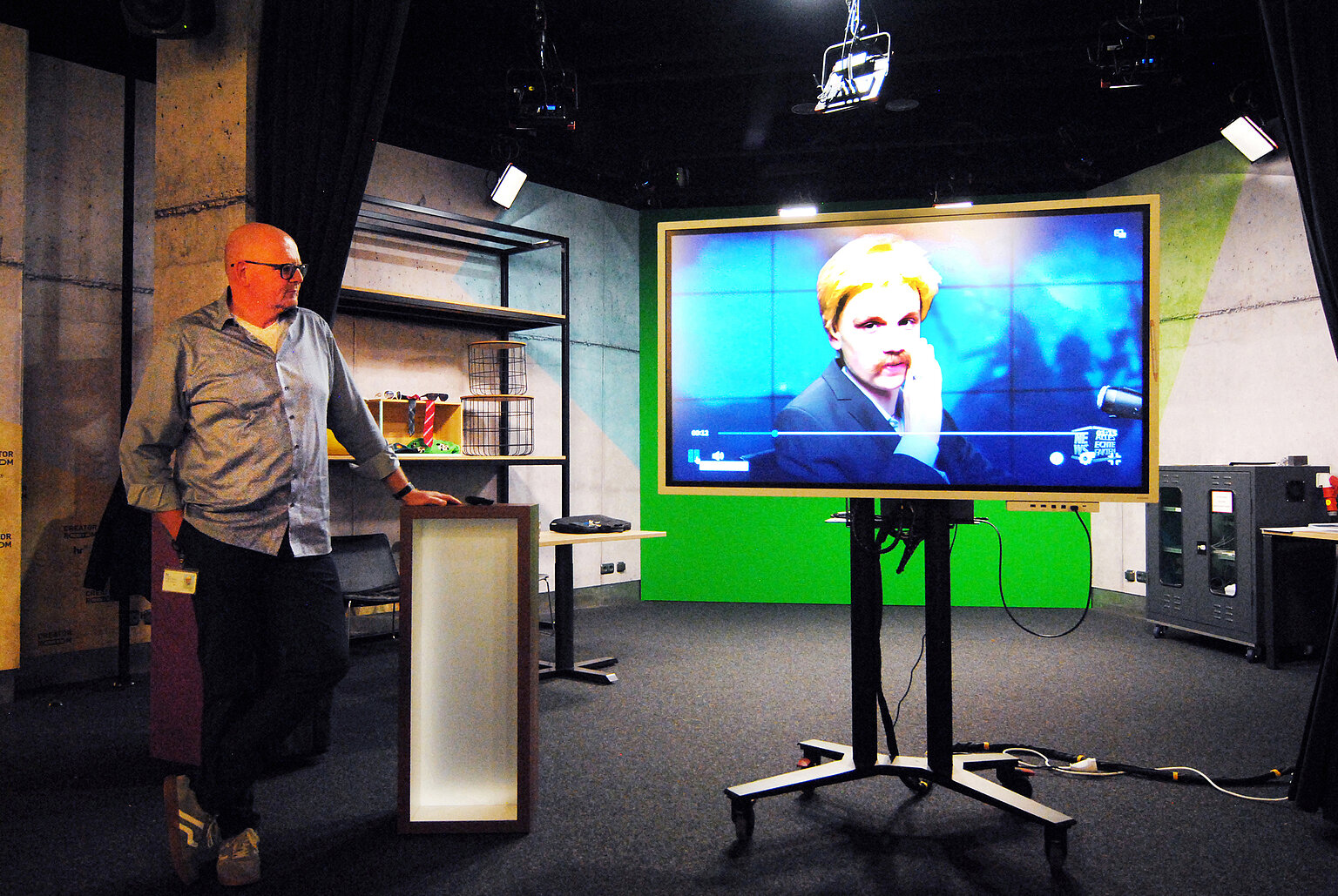 Hier sieht man Projektleiter Christian Maatje im Creator Room. – 