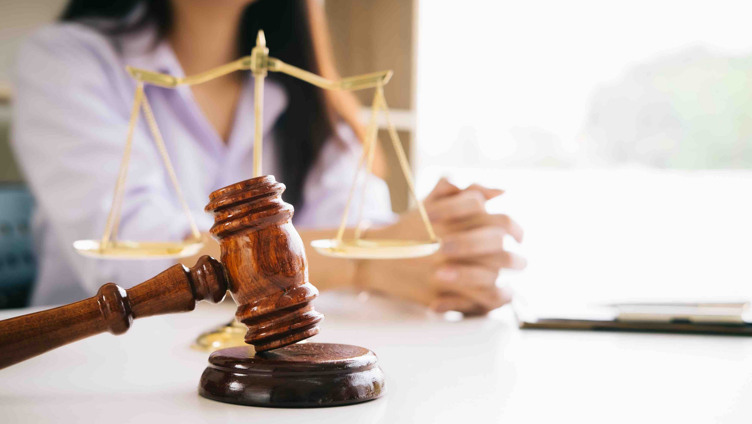 Sicher durch Konflikte: DJV Rechtsschutz beantragen Schützen Sie sich bei rechtlichen Problemen im Journalismus mit dem DJV Hessen-Rechtsschutz. –
