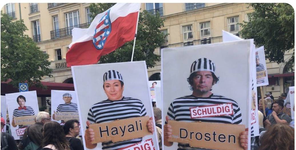  – "Schuldig"-Plakate mit Dunja Hayali. Screenshot: DJV