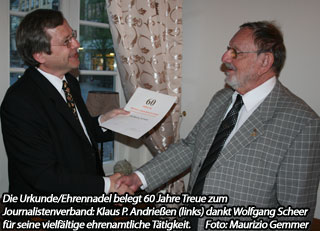 60 Jahre engagiert für Journalismus: Wolfgang Scheer geehrt Die Urkunde/Ehrennadel belegt 60 Jahre Treue zum Journalistenverband: Klaus P. Andrießen (links) dankt Wolfgang Scheer für seine vielfältige ehrenamtliche Tätigkeit. – Die Urkunde/Ehrennadel belegt 60 Jahre Treue zum Journalistenverband:Klaus P. Andrießen (links) dankt Wolfgang Scheer für seine vielfältige ehrenamtliche Tätigkeit.