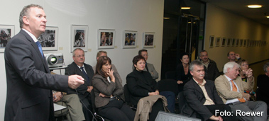 Botschaften muss man sehen können Der Berliner Pressefotograf Bernd Lammel sprach am 18. September im Foyer des Thüringer Landtages in Erfurt mit Mitarbeitern von Pressestellen. – Der Berliner Pressefotograf Bernd Lammel sprach am 18. September im Foyer des Thüringer Landtages in Erfurt mit Mitarbeitern von Pressestellen.