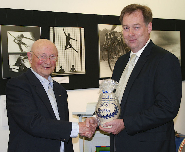 Axel Häsler (r.) würdigt das Lebenswerk des Schlüchterner Fotojournalisten Gustav Hildbrand. – Axel Häsler (r.) würdigt das Lebenswerk des Schlüchterner Fotojournalisten Gustav Hildbrand.