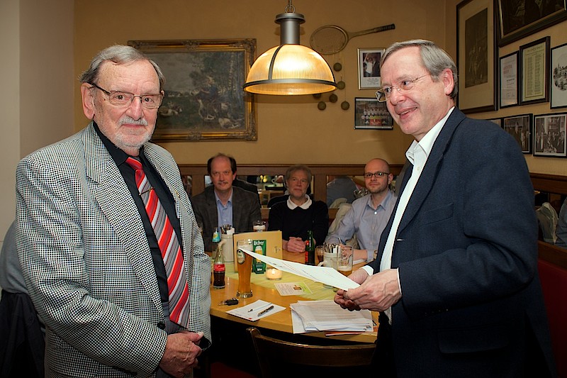 65 Jahre im DJV: Der Vorsitzende des Bezirksverbandes Lahn-Dill, Klaus-Peter Andrießen, überreicht dem 84-jährigen Wolfgang Scheer die Jubiläumsurkunde. – 65 Jahre im DJV: Der Vorsitzende des Bezirksverbandes Lahn-Dill, Klaus-Peter Andrießen, überreicht dem 84-jährigen Wolfgang Scheer die Jubiläumsurkunde.