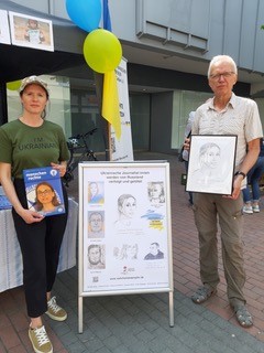 Kateryna Schliefer, Ukrainischer Verein Gießen und Gerhard Keller mit dem Portrait von Wiktoria Roschtschyna – 