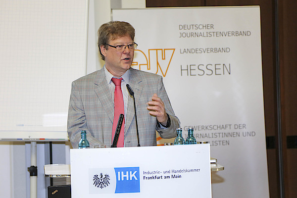 #JJT16 - Nur Qualitätsjournalismus wird der Journalismus der Zukunft sein Knud Zilian, 2. Vorsitzender des DJV Landesverbands Hessen, eröffnete am Samstag, 4, Juni 2016, den zweiten Hessischen Jungjournalistentag. Experten diskutierten mit dem Publikum Fragen zur Zukunft des Journalismus. – Knud Zilian, 2. Vorsitzender des DJV Landesverbands Hessen, eröffnete am Samstag, 4, Juni 2016, den zweiten Hessischen Jungjournalistentag. Experten diskutierten mit dem Publikum Fragen zur Zukunft des Journalismus.