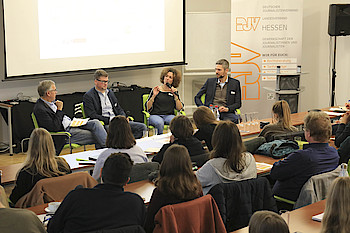 Jungjournalistentag 2019 - wenn der journalistische Nachwuchs Medienprofis trifft Jungjournalistentag 2019 - wenn der journalistische Nachwuchs Medienprofis trifft – Diskussion: "Journalismus - noch ein lohnender Beruf!?", v.l.n.r. Stefan Schröder, Prof. Oliver Quiring, Alice Engel und Ingo Zamperoni
