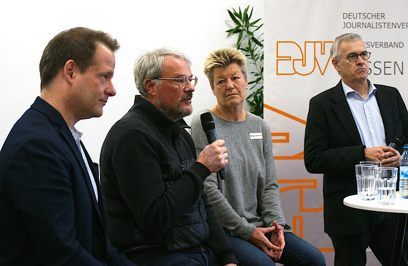 Mika Beuster, DJV-Vorsitzender, Volker Siefert, hr-Journalist, Birgit Emnet, Journalistin und Moderator Stefan Schröder, Vorsitzender des Presseclubs Wiesbaden. – Mika Beuster, DJV-Vorsitzender, Volker Siefert, hr-Journalist, Birgit Emnet, Journalistin und Moderator Stefan Schröder, Vorsitzender des Presseclubs Wiesbaden.