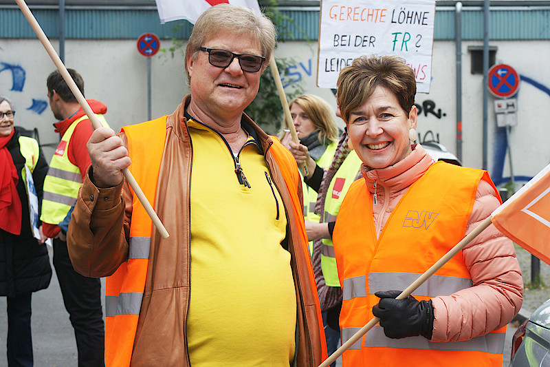 Knud Zilian, 1. Vorsitzender des DJV Hessen, und Sylvia Kuck, Vorstandsmitglied des DJV Hessen, stehen den FR Kolleginnen und Kollegen zur Seite. – Knud Zilian, 1. Vorsitzender des DJV Hessen, und Sylvia Kuck, Vorstandsmitglied des DJV Hessen, stehen den FR Kolleginnen und Kollegen zur Seite.